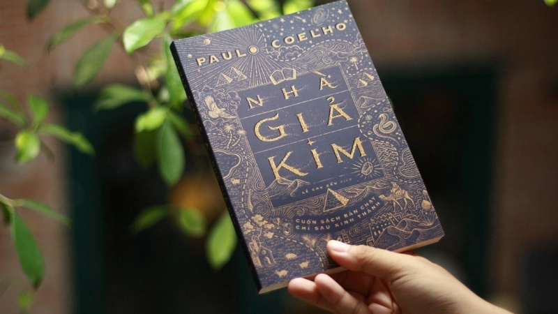 Review sách Nhà Giả Kim – Tác phẩm truyền cảm hứng của Paulo Coelho.