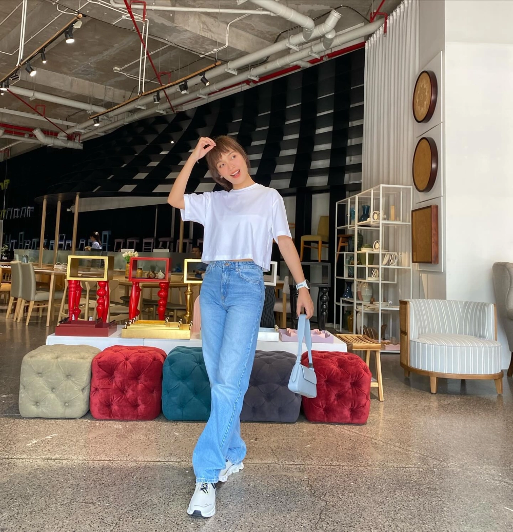 Hát theo lời bài hát Ái Phương Cô đơn, giai điệu sâu lắng, đầy tâm trạng