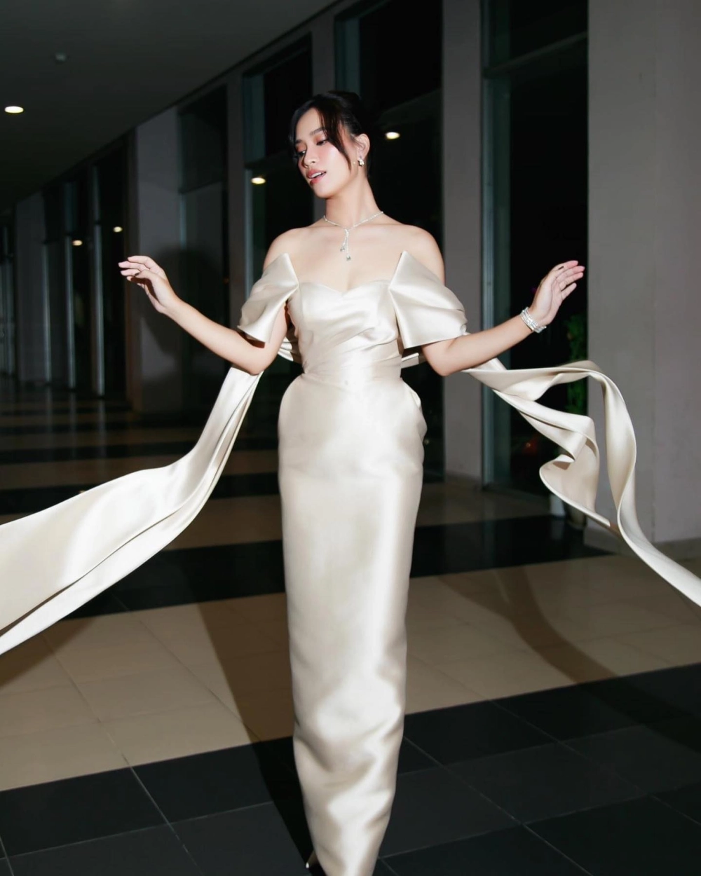 Diễn viên Ái Phương, từng tham gia phim ngắn và MV, nổi bật với vai bác sĩ