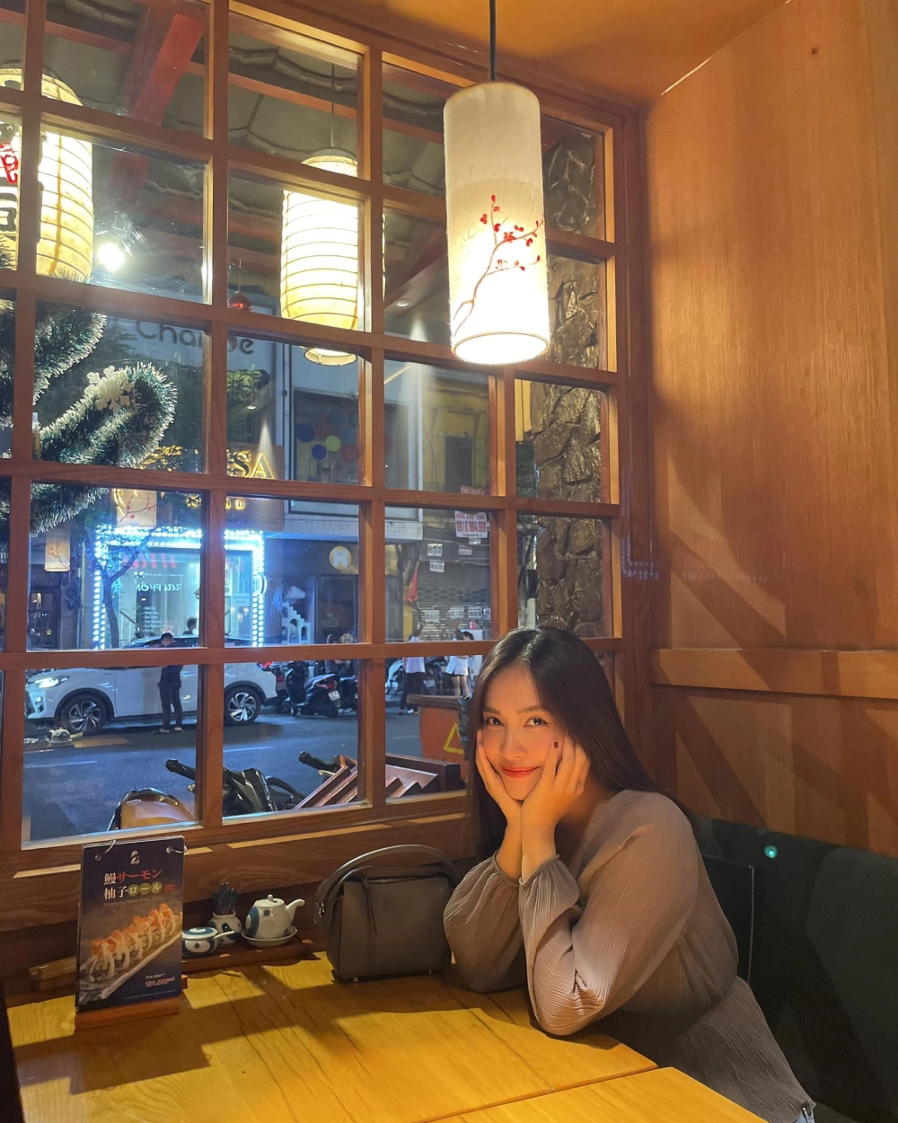 Hát theo lời bài hát Ái Phương câu chuyện mùa thu, nhẹ nhàng và đầy hoài niệm