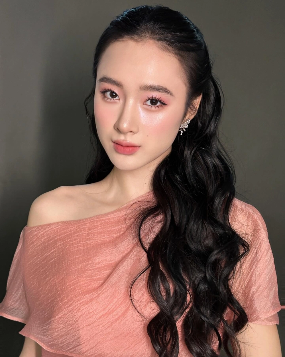 Ảnh cute gái xinh với nụ cười rạng rỡ tràn đầy sức sống