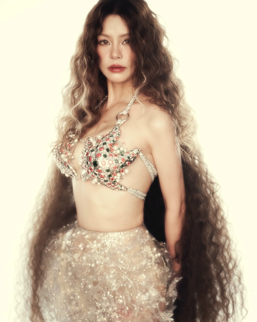 Ái Phương đến giờ cơm ca khúc chạm lòng với hình ảnh bữa cơm gia đình