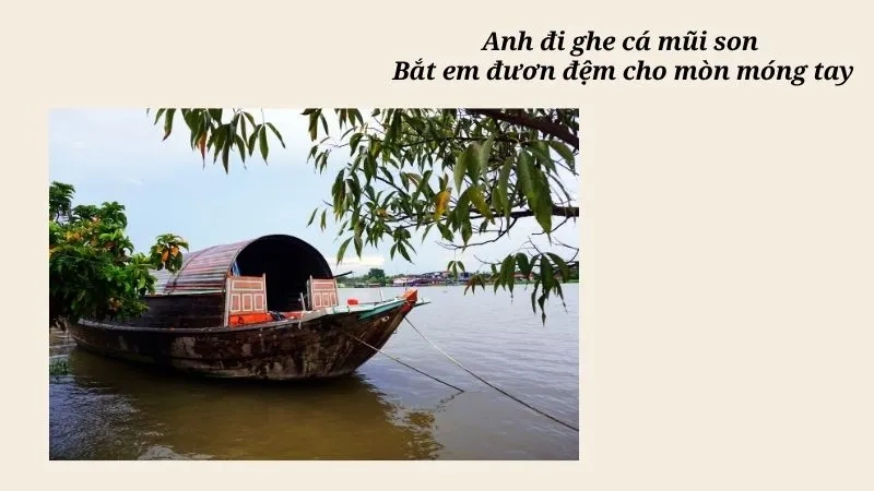 Anh đi ghe cá mũi son Bắt em đươn đệm cho mòn móng tay