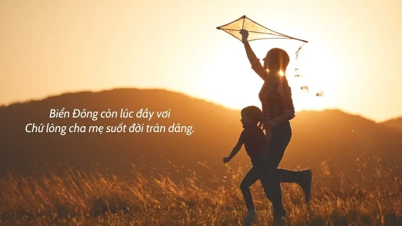 Biển Đông còn lúc đầy vơi Chứ lòng cha mẹ suốt đời tràn dâng