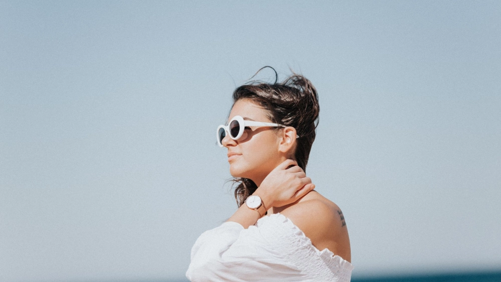 Đeo kính hình ảnh con gái cute dễ thương thần thái tươi 