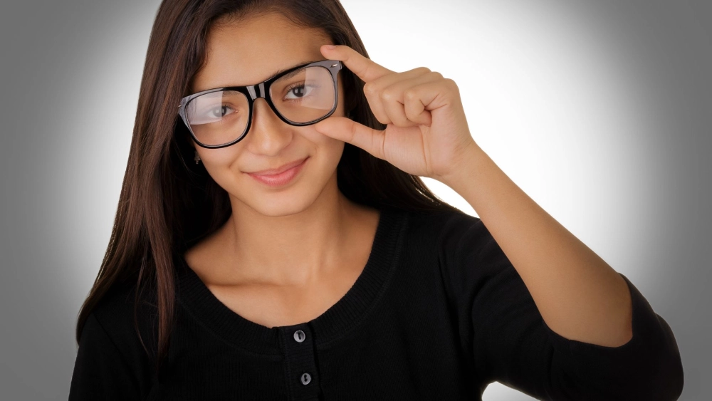 Hình gái xinh đeo mắt kính nét đẹp trong trẻo 