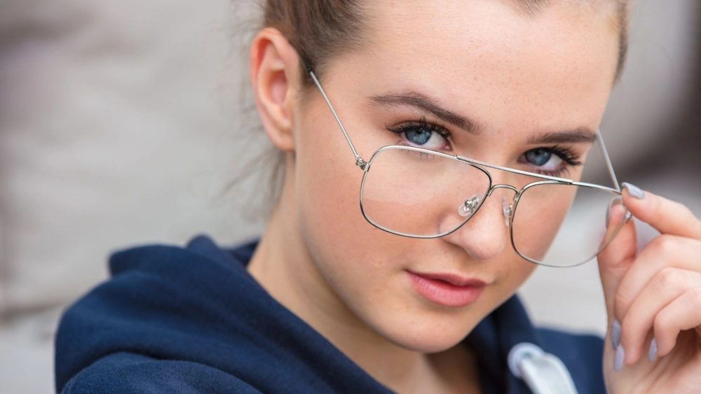 Hình gái đeo kính vẻ đẹp tự nhiên cuốn hút 