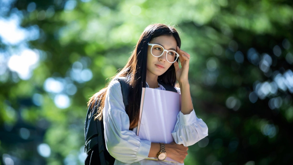 Hình gái đẹp đeo mắt kính phong cách tri thức nổi bật 