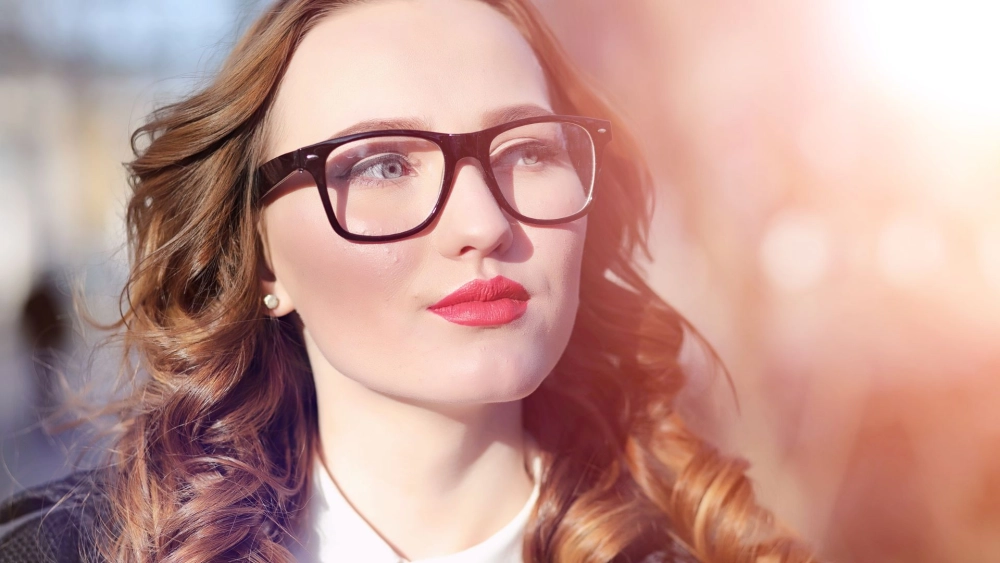 Hình ảnh con gái cute dễ thương đeo kính nụ cười tươi 