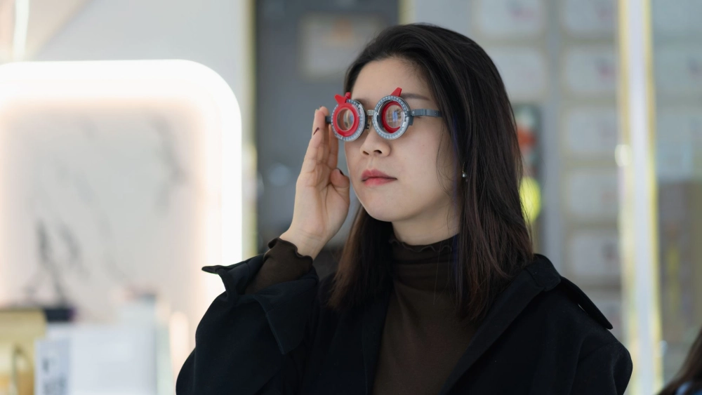 Hình con gái đeo mắt kính vẻ đẹp tri thức cuốn hút 