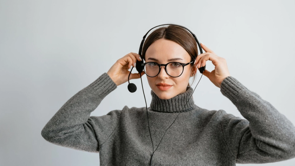 Hình ảnh con gái đeo kính thần thái dịu dàng tự nhiên 