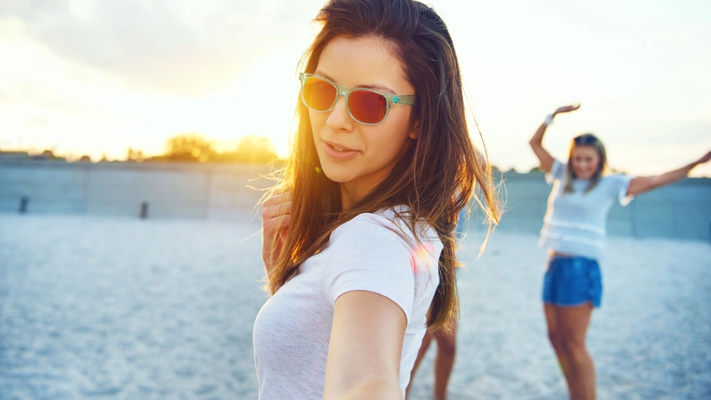 Hình ảnh gái xinh đeo mắt kính tóc ngắn năng động 