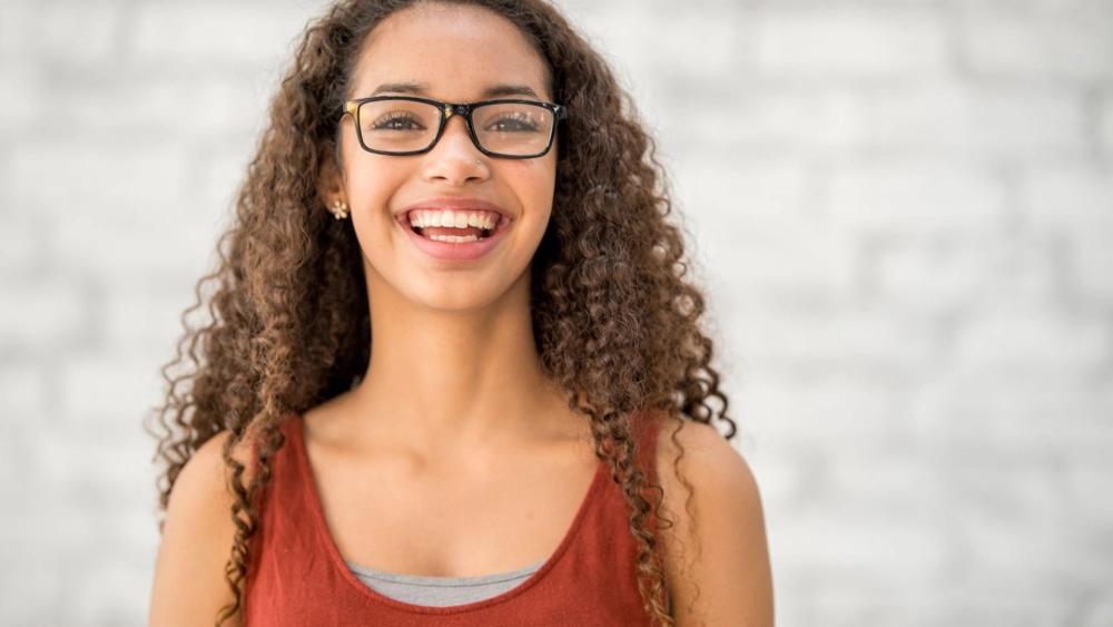 Gái đeo kính vẻ đẹp tri thức phong cách hiện đại 