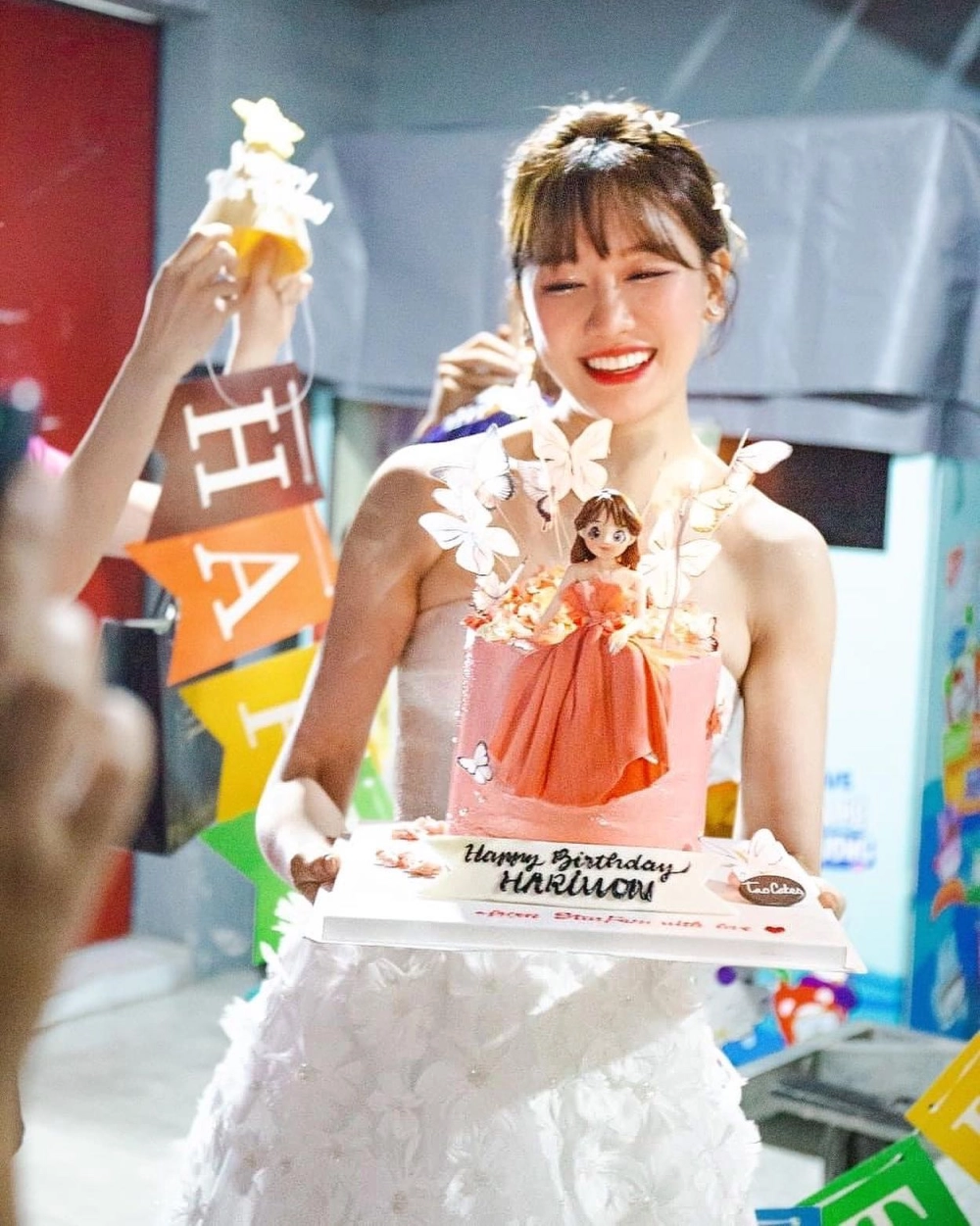 Hát theo lời bài hát Hari Won Anh cứ đi đi đầy cảm xúc