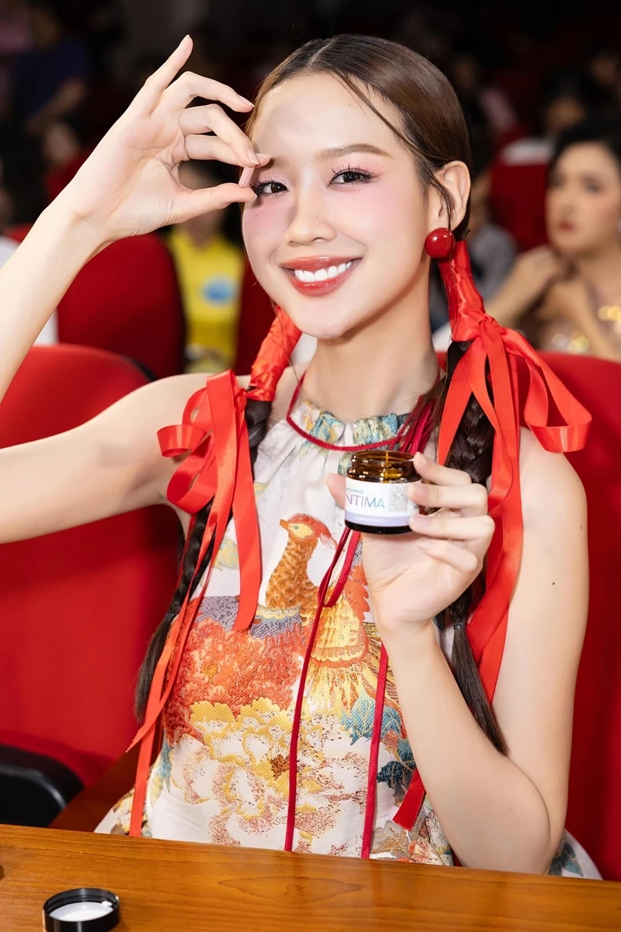 Ảnh mới nhất hé lộ Lê Nguyễn Bảo Ngọc cao mét bao nhiêu