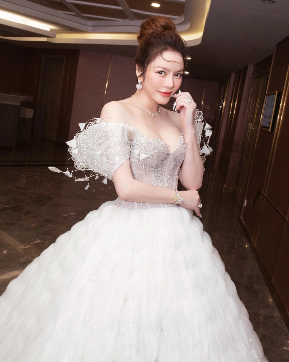Lý Nhã Kỳ xuất hiện lộng lẫy khiến ai cũng ngước nhìn