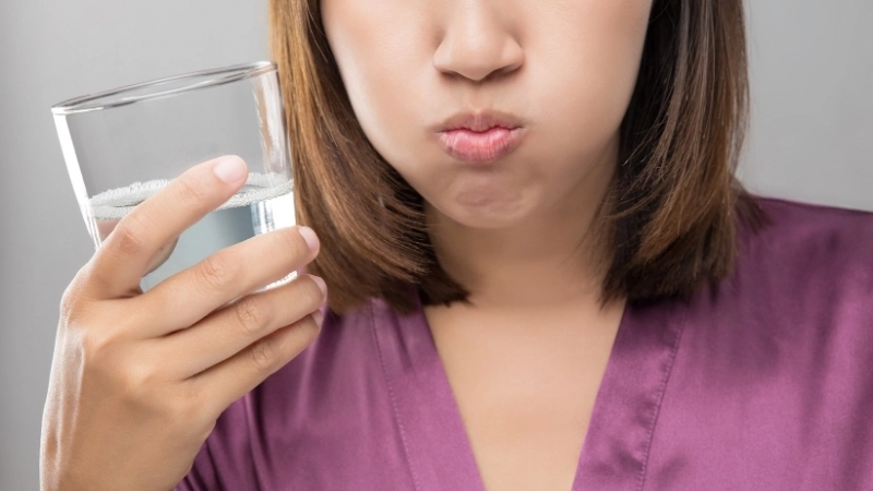 Việc súc miệng bằng nước muối là mẹo chữa hết đau răng tự nhiên