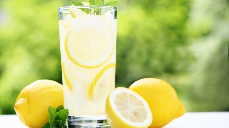 Nước chanh chứa axit citric giúp kháng khuẩn, khử trùng vùng miệng