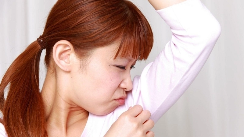 Hôi nách là một tình trạng phổ biến do tuyến mồ hôi ở vùng nách hoạt động mạnh