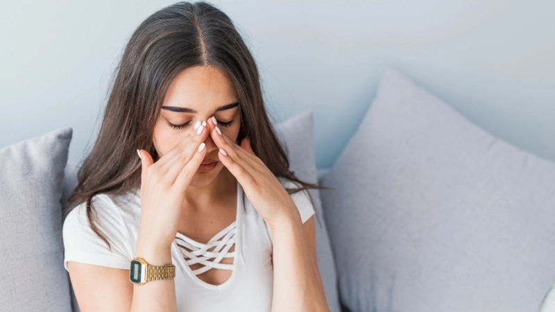 Một chiếc khăn ấm đặt lên vùng mũi, trán và má có thể giúp giảm đau