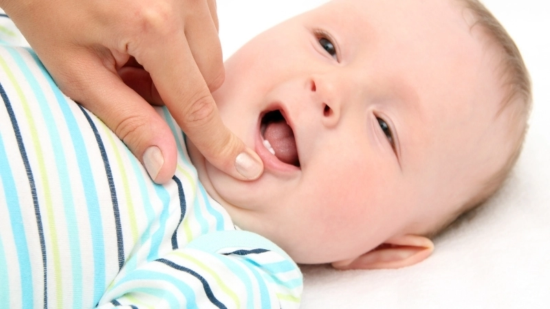 Mẹo chữa sốt mọc răng bằng phương pháp vật lý