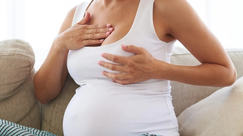 Việc kích thích vùng ngực nhẹ nhàng giúp cơ thể sản sinh hormone oxytocin