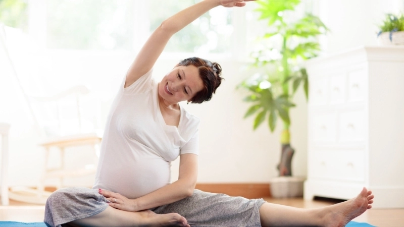 Tập luyện các bài tập nhẹ nhàng được xem là phương pháp giúp chuyển dạ nhanh