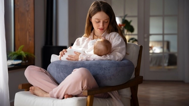 Nuôi con bằng sữa mẹ tốt cho mẹ và con như thế nào?