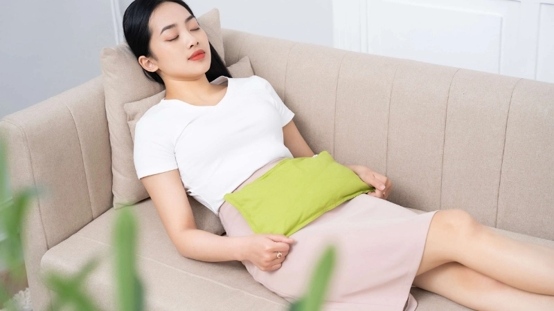 Chường khăn là một mẹo dân gian để bé quay đầu khá thú vị.