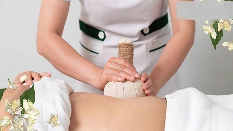 Một trong những mẹo dân gian làm đẹp sau sinh được lưu truyền từ lâu đời chính là chườm muối nóng. 