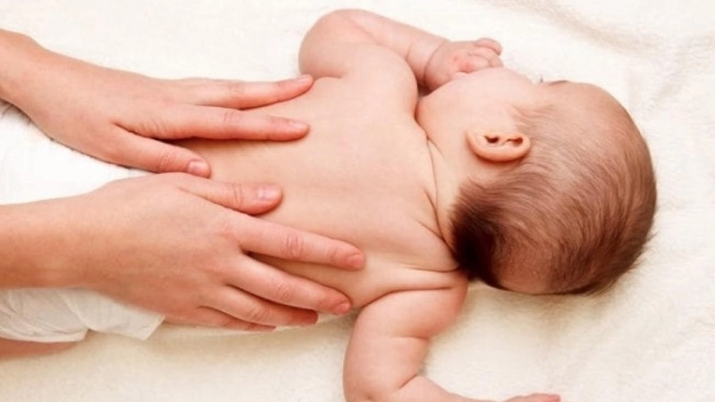 Trẻ sơ sinh nấc cụt nhiều có nguy hiểm không?