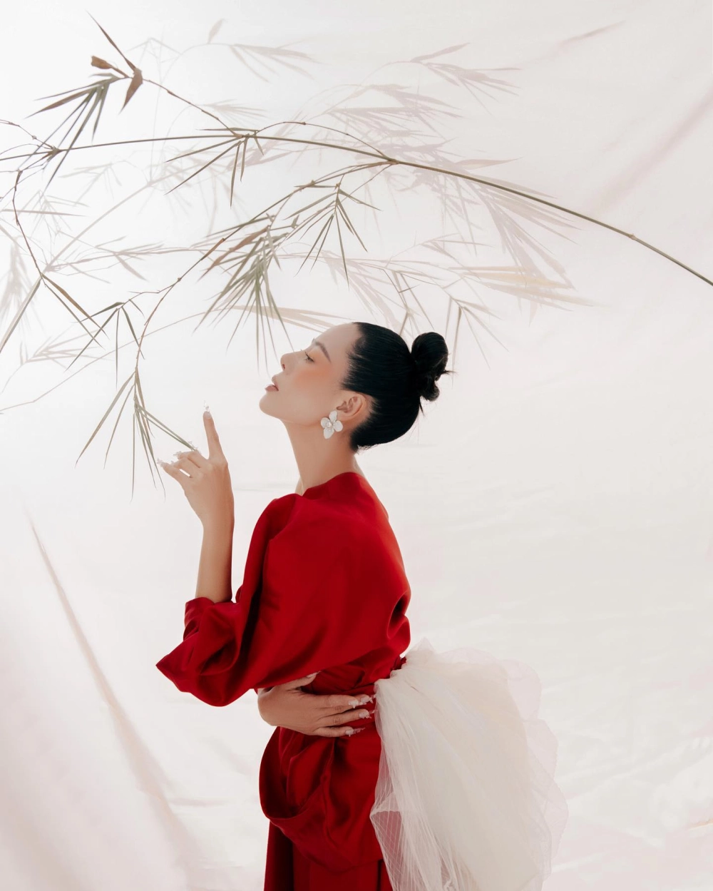 Scandal Nam Thư không ngừng thu hút sự chú ý từ công chúng
