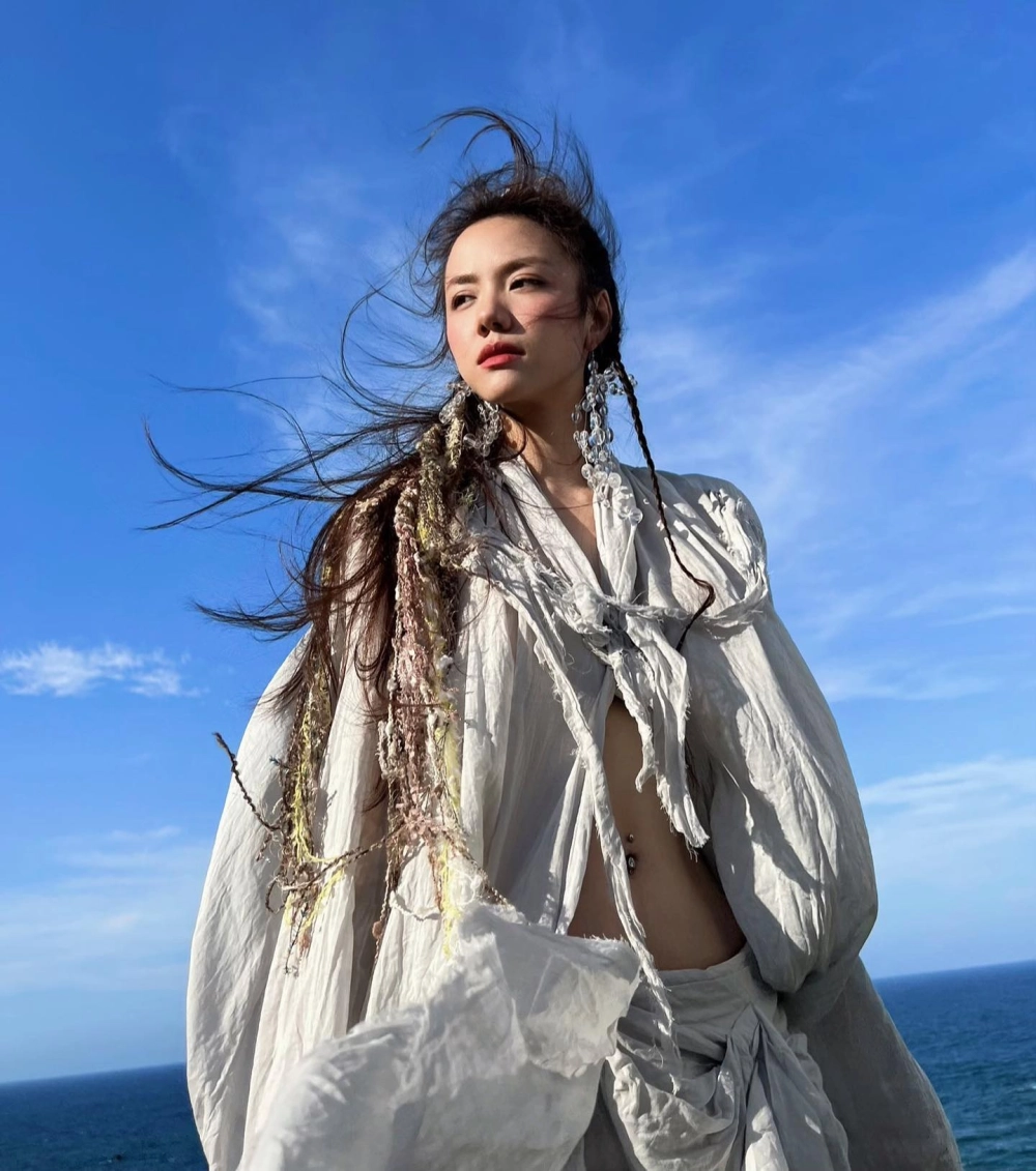 Hát theo lời bài hát Phương Ly anh là ai đầy tâm tư