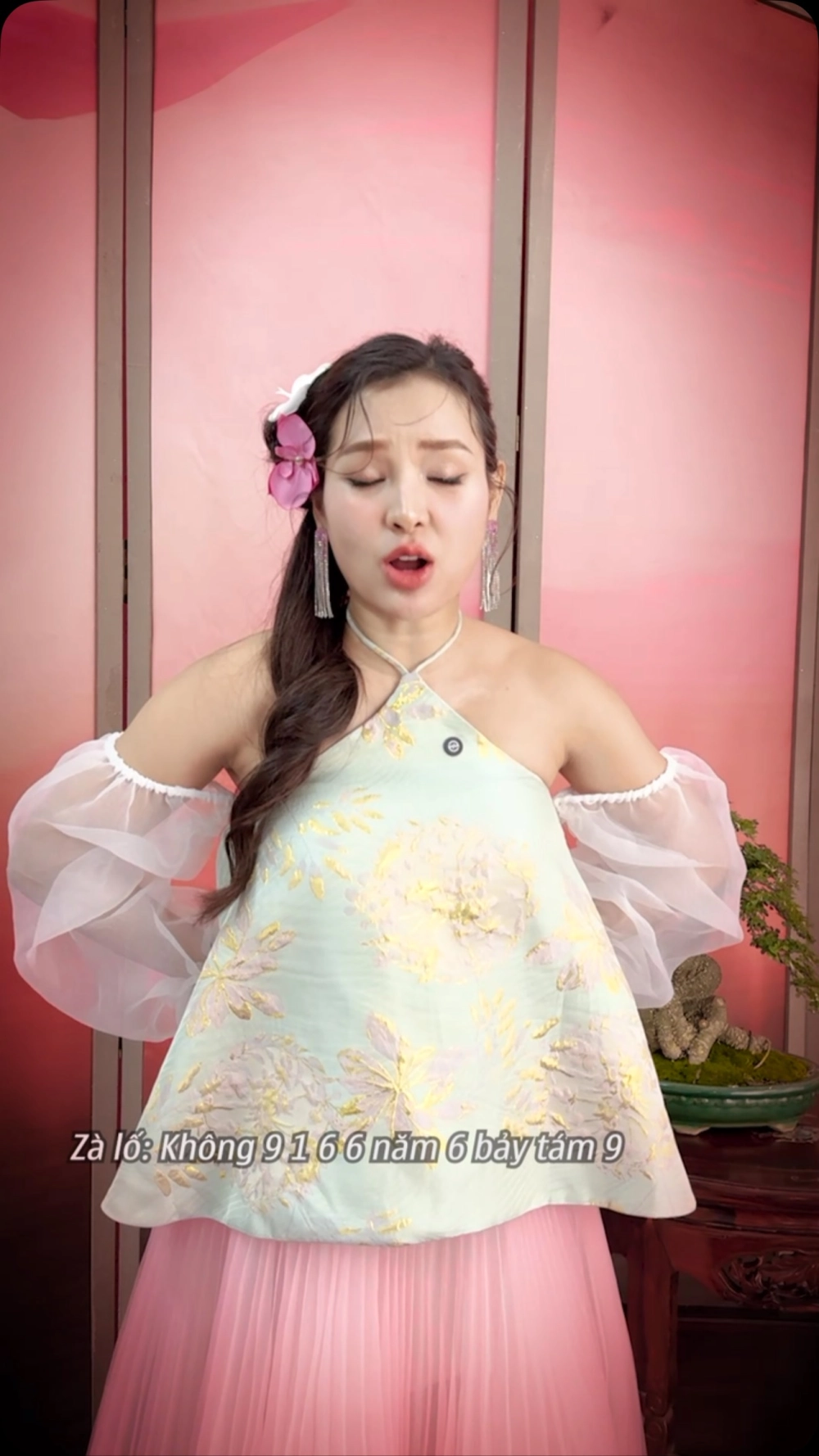 Thân hình chuẩn nhờ tập yoga đều đặn của Phương Trinh Jolie