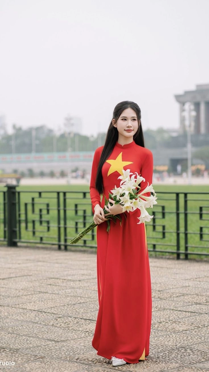 Bài thơ thổn thức Yêu lắm áo dài ơi