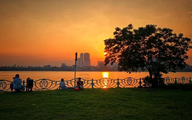 Bài thơ về hoàng hôn như Tôi về phố cũ cùng thu