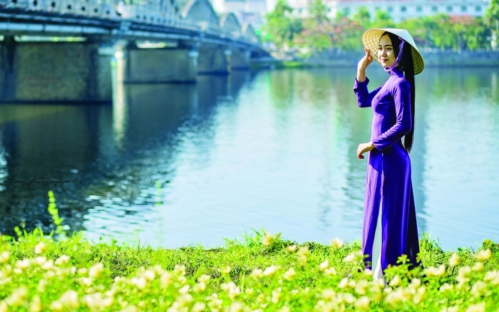 Thơ về nón lá chạm Màu áo tím Huế mộng