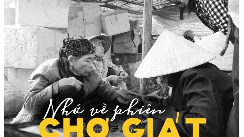 Tấm bảng trắng ghi vài dòng ngắn gọn tóm tắt nội dung chính của truyện phiên chợ Giát