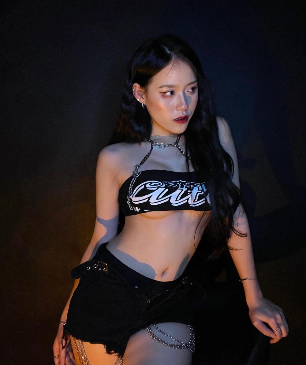 Trà Đặng đi đẻ khoe vóc dáng thon gọn sau sinh 