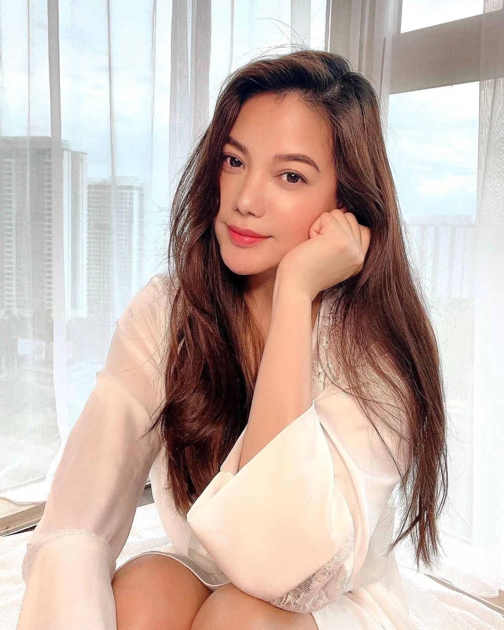 Trương Ngọc Ánh tuổi 49, vẫn giữ phong độ đỉnh cao showbiz