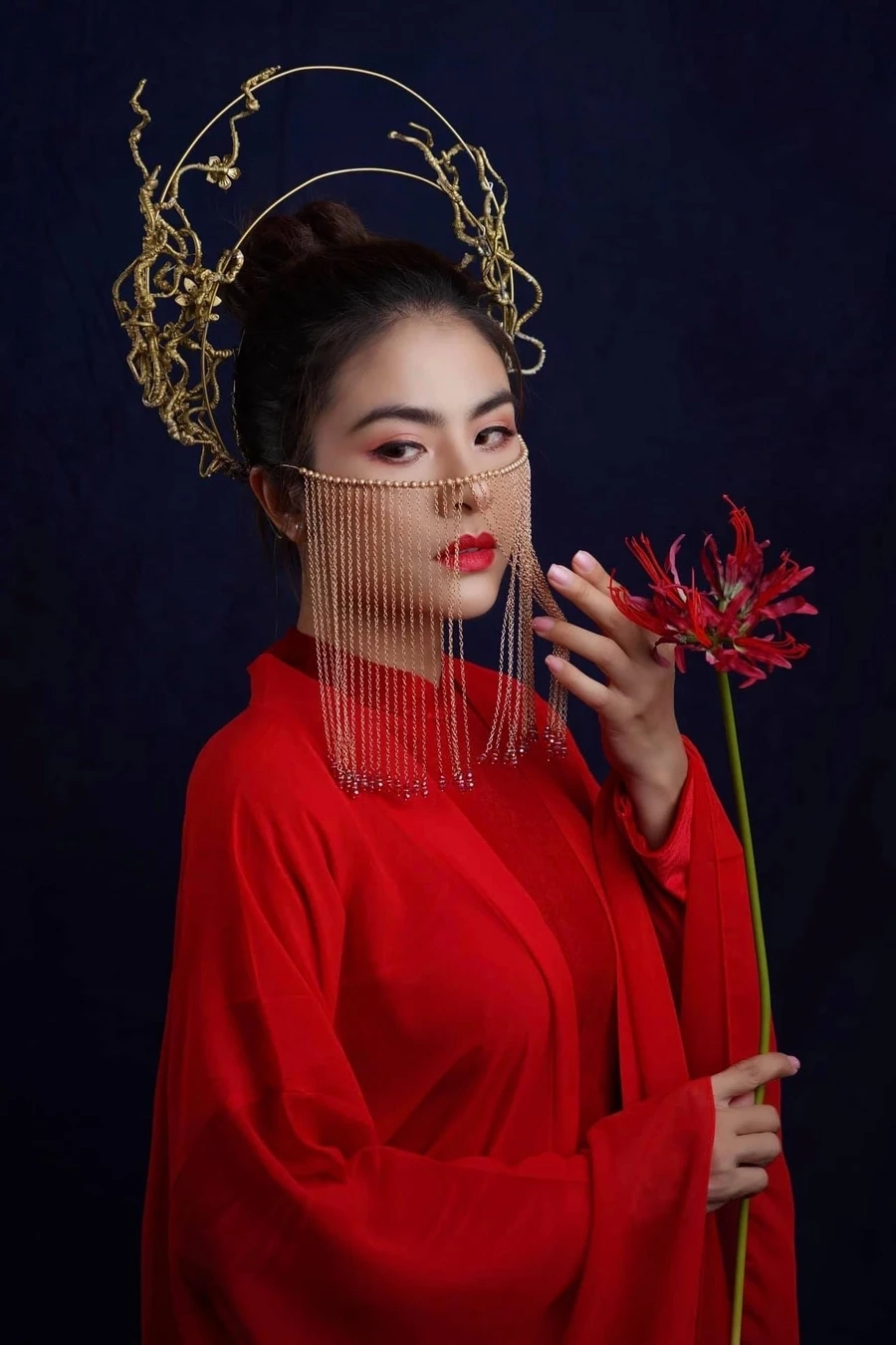 Vân Trang mặc áo dài toát lên vẻ nền nã dịu dàng