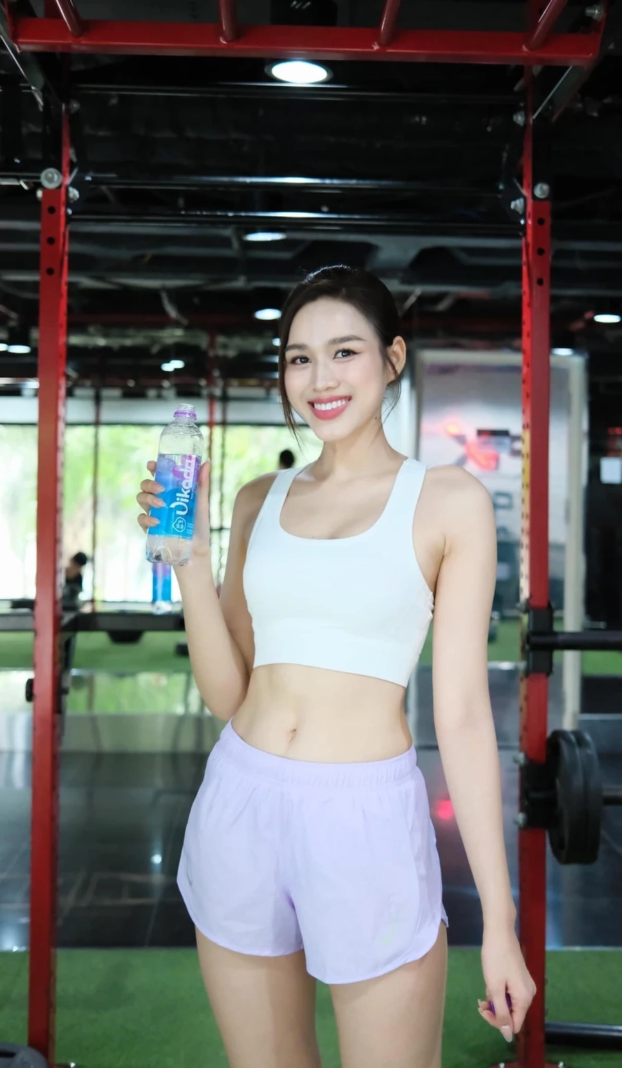 Đỗ Thị Hà áo dài “Rau Má” tôn nét đẹp truyền thống Việt Nam