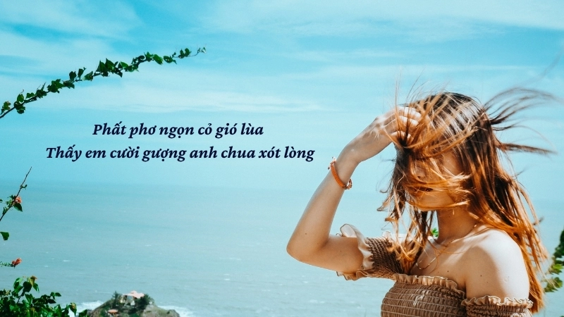 Phất phơ ngọn cỏ gió lùa Thấy em cười gượng anh chua xót lòng