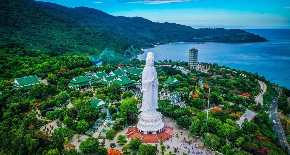 Ngắm trời xanh thẳm cùng em lên đỉnh Sơn Trà