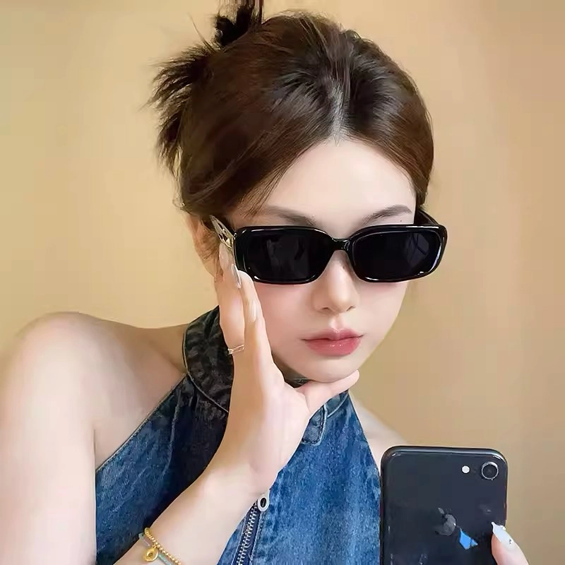Gái xinh đeo kính tóc dài mang vẻ dịu dàng pha chút tri thức