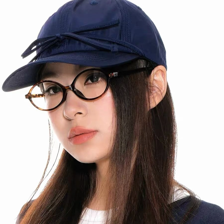Ảnh cô gái đeo kính với nét đẹp trong sáng và tinh tế