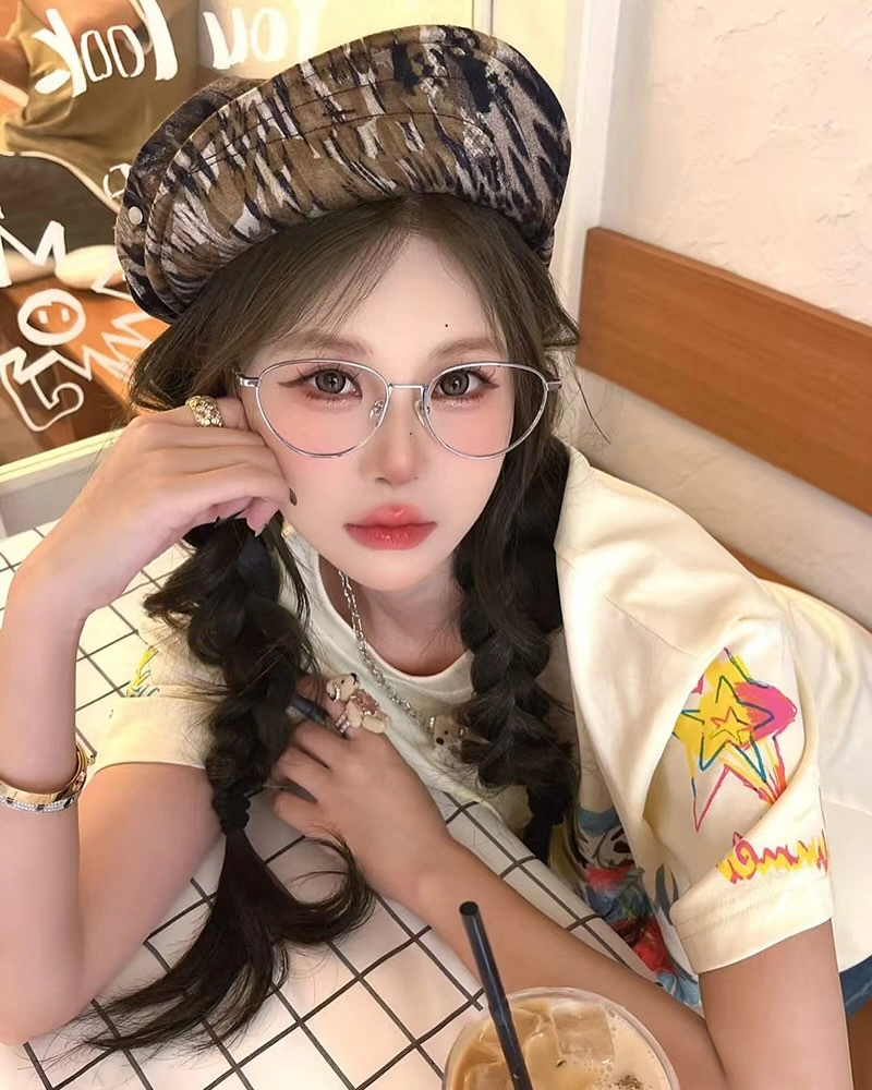 Hình ảnh con gái cute dễ thương đeo kính khiến người xem “tan chảy”