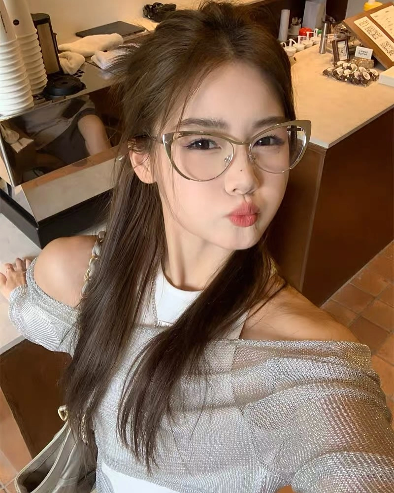 Hình gái xinh đeo mắt kính mang đến vẻ đẹp vừa trí tuệ vừa ngọt ngào