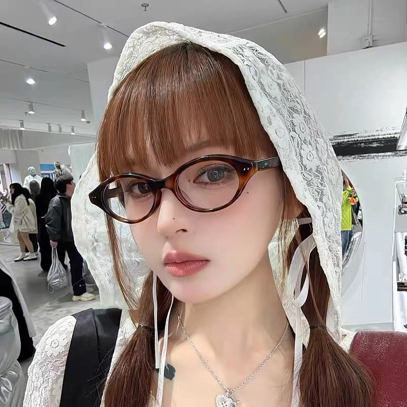 Chiêm ngưỡng hình gái xinh đeo kính đáng yêu và nổi bật