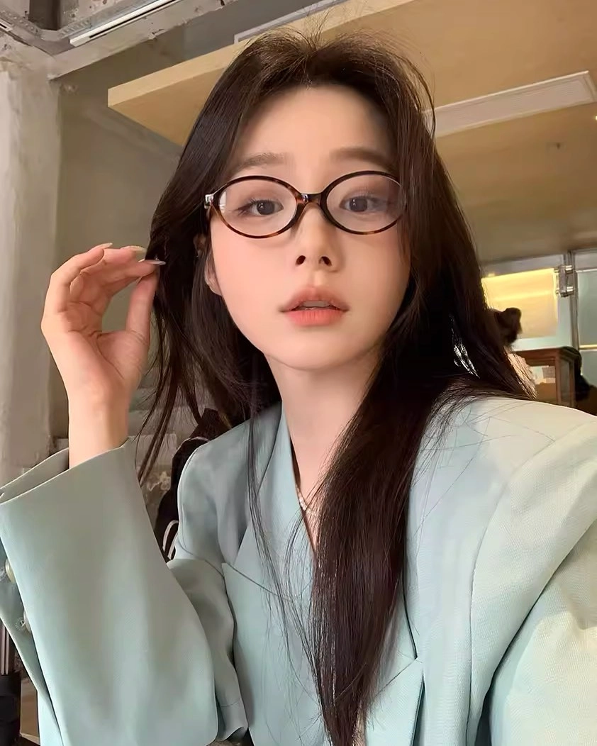 Gái đẹp đeo kính vừa dịu dàng vừa sang trọng